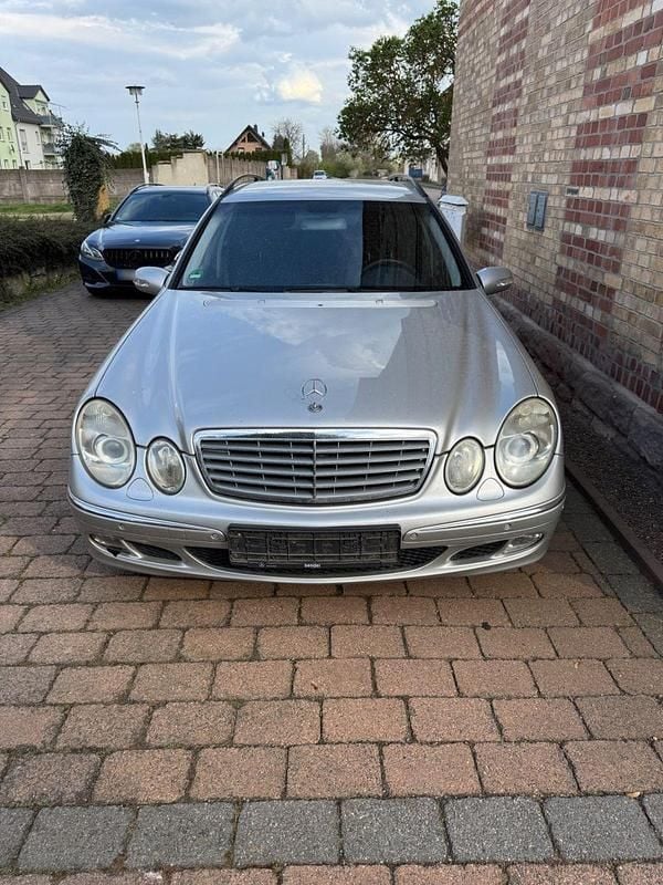 Second-hand Mercedes E320 Elegance 204 CP (150 kW) 2004 Argintiu Berlinǎ