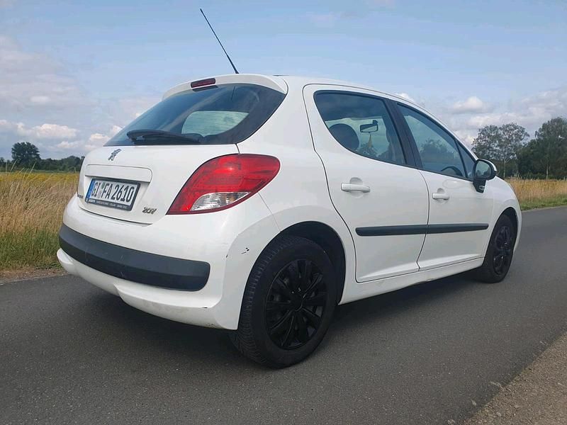 Gebraucht Peugeot 207 67 PS (49 kW) 2010 Weiß Kleinwagen
