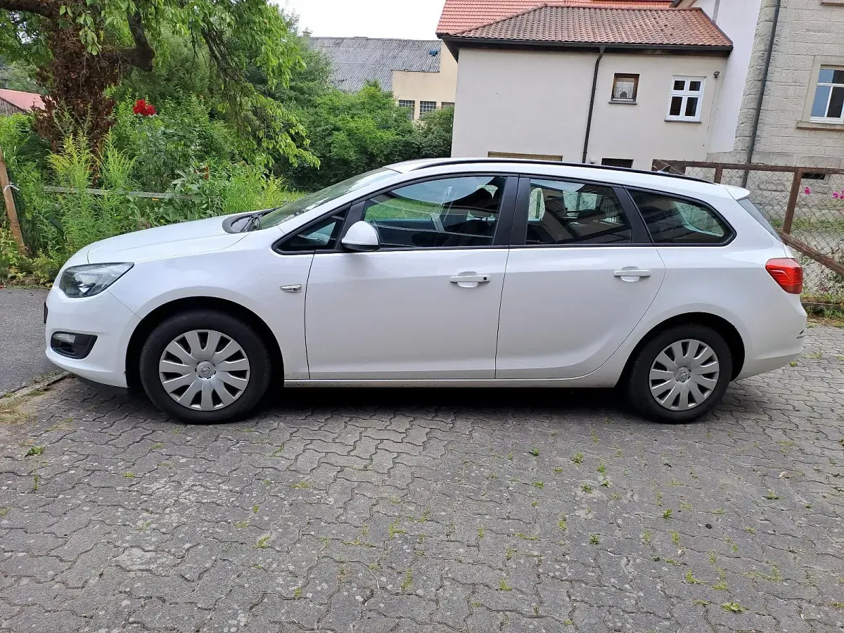 Gebraucht Opel Astra Selection 110 PS (80 kW) 2014 Weiß Kombi