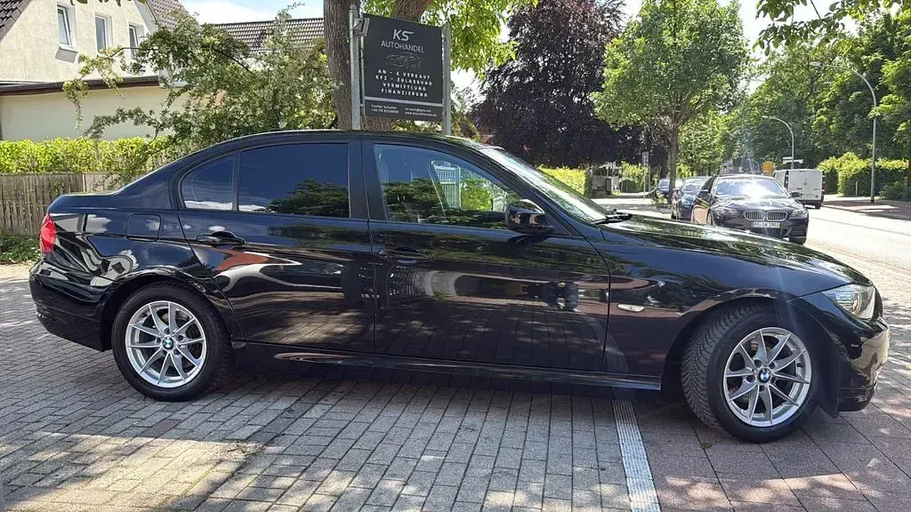 Gebraucht BMW 318 Comfort Edition 143 PS (105 kW) 2011 Schwarz Limousine