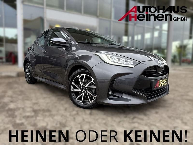 Grau Gebraucht 2021 Toyota Yaris Hybrid Club Limousine | 17.990 € (Fairer Preis) - Bild 1/4