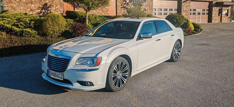 Weiß Gebraucht 2013 Chrysler 300C Limousine | 11.500 € - Bild 1/4