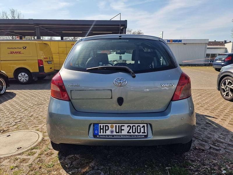 Gebraucht Toyota Yaris 68 PS (50 kW) 2005 Silber Kleinwagen
