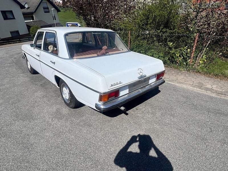 Second-hand Mercedes 200 73 CP (53 kW) 1968 Alb Berlinǎ