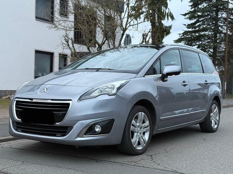 Grau Gebraucht 2016 Peugeot 5008 Van / Kleinbus | 8.490 € (Fairer Preis) - Bild 1/4