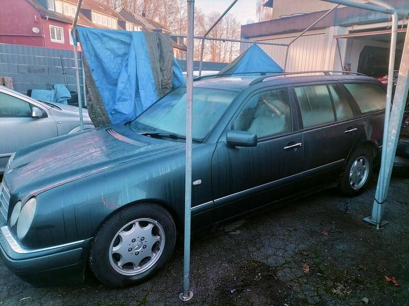 Gebraucht Mercedes E240 170 PS (125 kW) 1999 Schwarz Kombi
