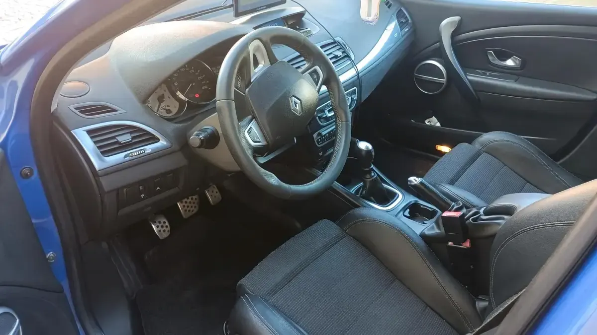Gebraucht Renault Mégane GrandTour 179 PS (131 kW) 2011 Blau Kombi