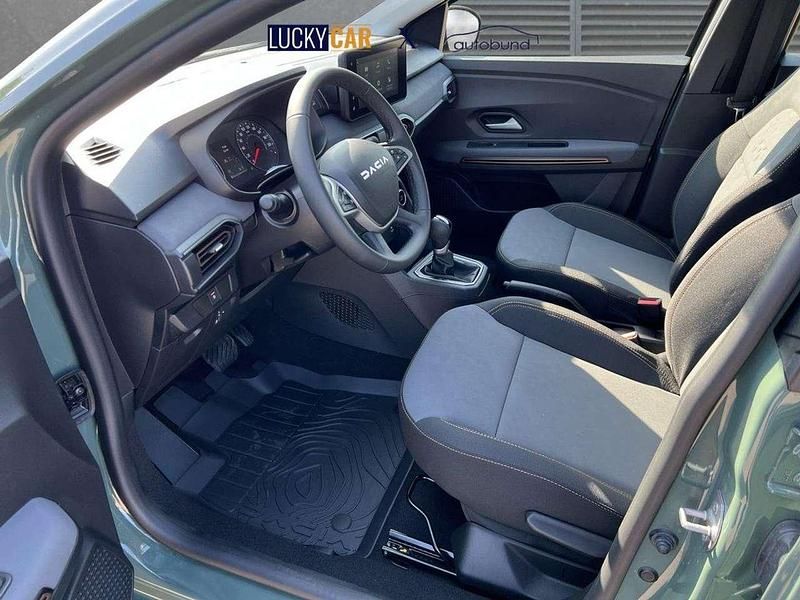 Neu Dacia Sandero Expression 91 PS (66 kW) 2025 Zedergrün Kleinwagen