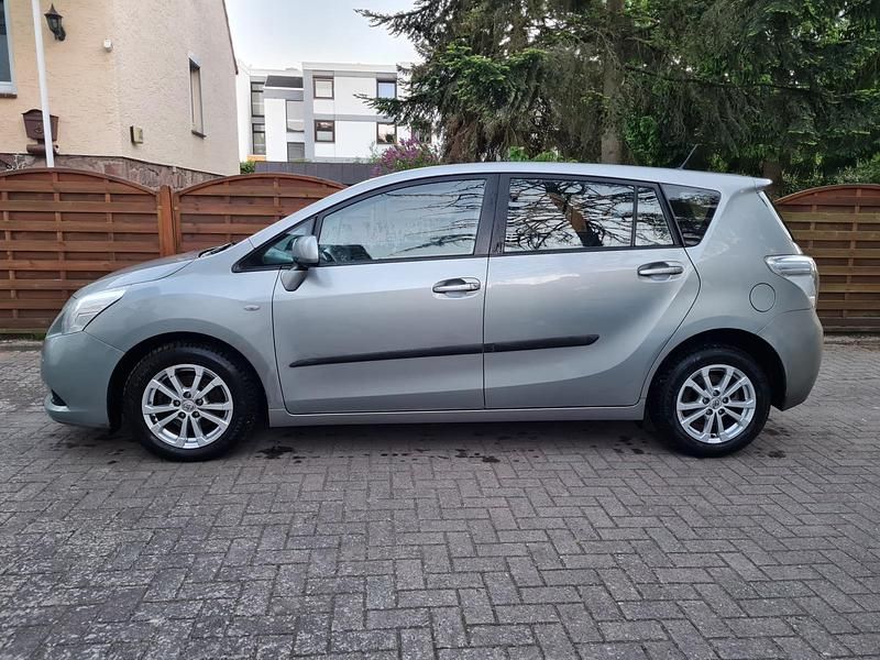 Gebraucht Toyota Verso 126 PS (92 kW) 2011 Silber Van / Kleinbus