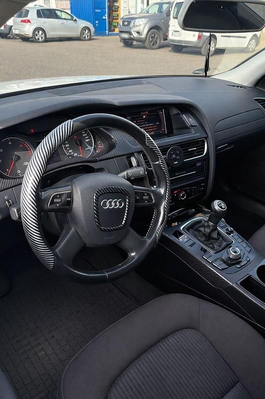 Gebraucht Audi A4 130 PS (95 kW) 2012 Weiß Limousine