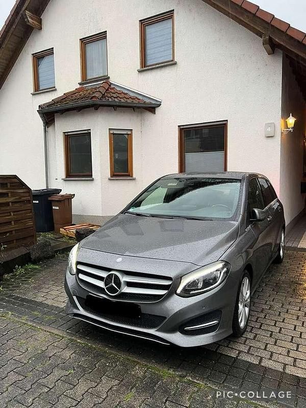Grau Gebraucht 2015 Mercedes B220 Urban Van / Kleinbus | 16.300 € (Fairer Preis) - Bild 1/4