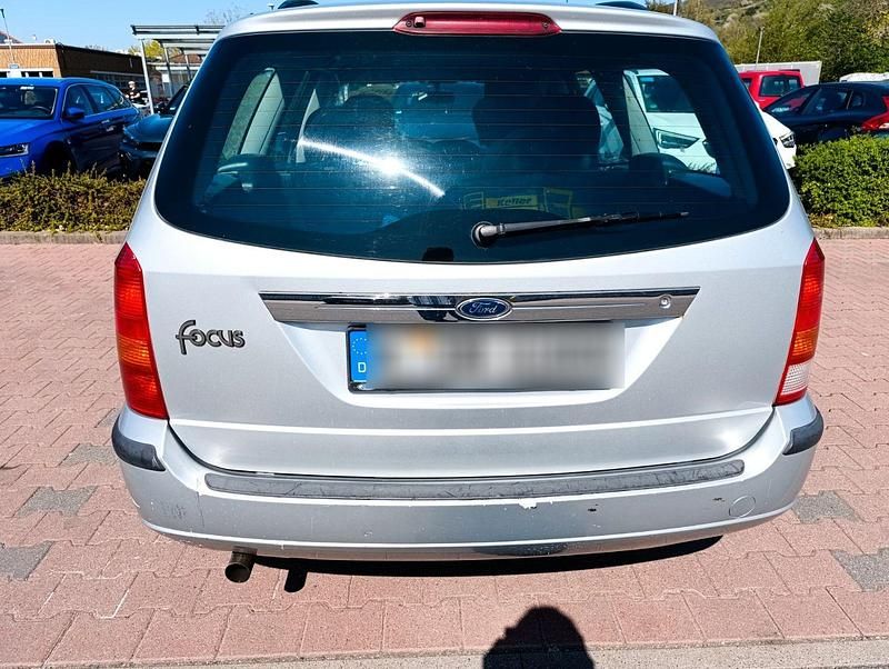 Silber Gebraucht 2004 Ford Focus Kombi | 750 € (Guter Preis) - Bild 1/4