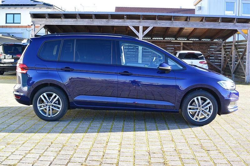 Neu VW Touran Edition 150 PS (110 kW) 2026 Blau Van / Kleinbus