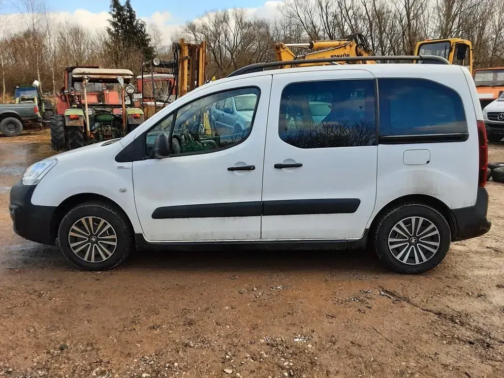 Gebraucht Peugeot Partner Tepee 120 PS (88 kW) 2017 Weiß Van / Kleinbus