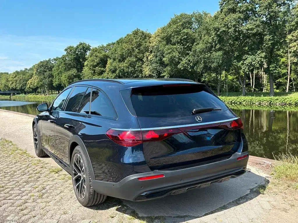 Gebraucht Mercedes E450 367 PS (269 kW) 2024 Blau Limousine