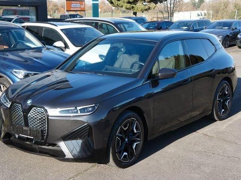 Grau Gebraucht 2022 BMW iX Sport Line SUV | 41.888 € (Fairer Preis) - Bild 1/4