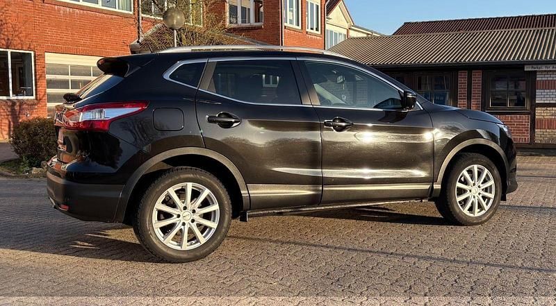 Schwarz Gebraucht 2017 Nissan Qashqai N-Connecta SUV | 14.963 € (Etwas zu teuer) - Bild 1/4