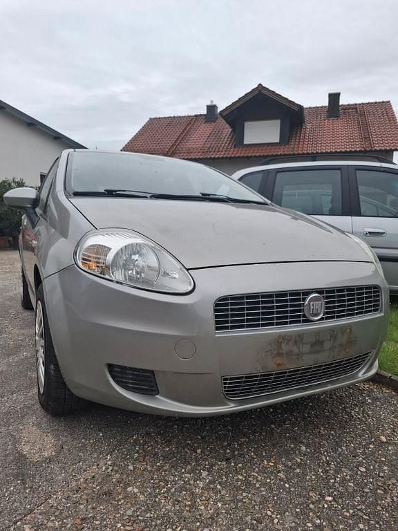 Grau Gebraucht 2009 Fiat Grande Punto Dynamic Kleinwagen | 1.995 € (Etwas zu teuer) - Bild 1/4