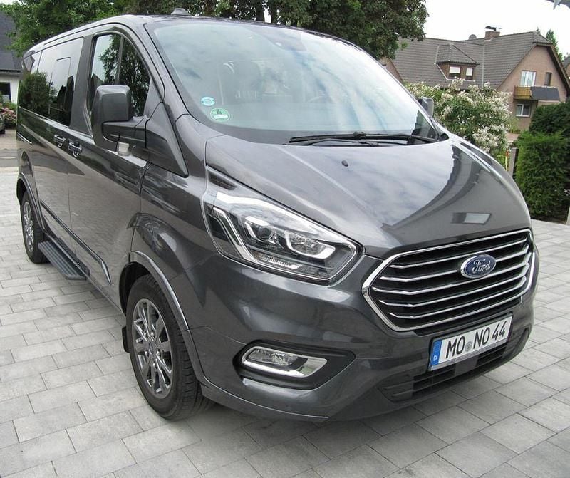 Grau Gebraucht 2022 Ford Tourneo Custom Titanium Van / Kleinbus | 43.800 € (Etwas zu teuer) - Bild 1/4