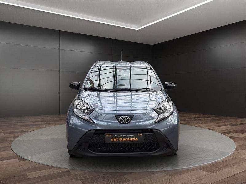 Grau Gebraucht 2024 Toyota Aygo X-play Kleinwagen | 11.499 € (Superpreis) - Bild 1/4
