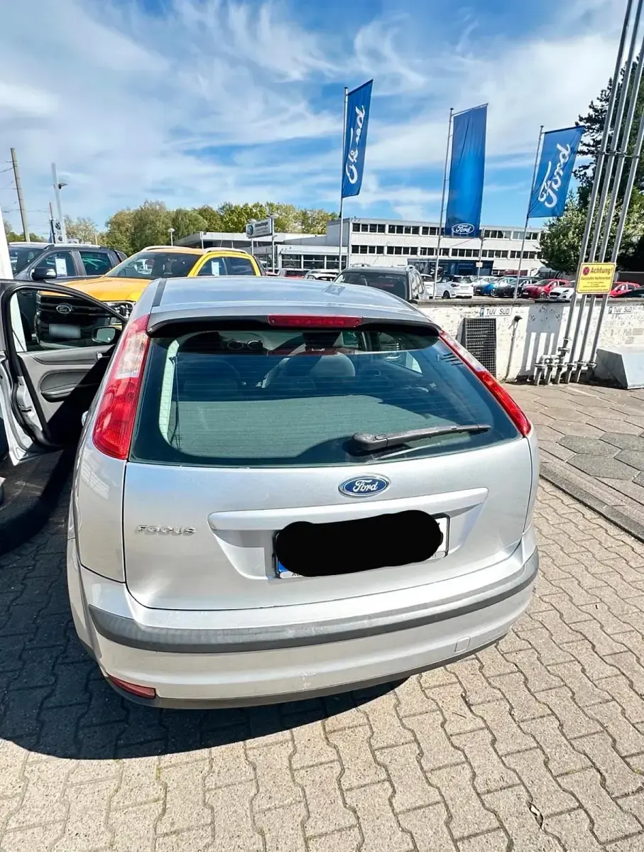 Używany Ford Focus 101 KM (74 kW) 2006 Srebrny Sedan/Limuzyna