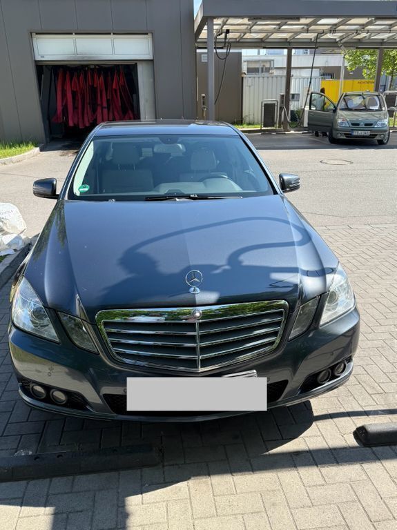 Blau Gebraucht 2009 Mercedes E220 Limousine | 10.999 € - Bild 1/4