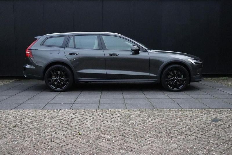 Gebraucht Volvo V60 CC Pro 252 PS (185 kW) 2021 Grau Kombi