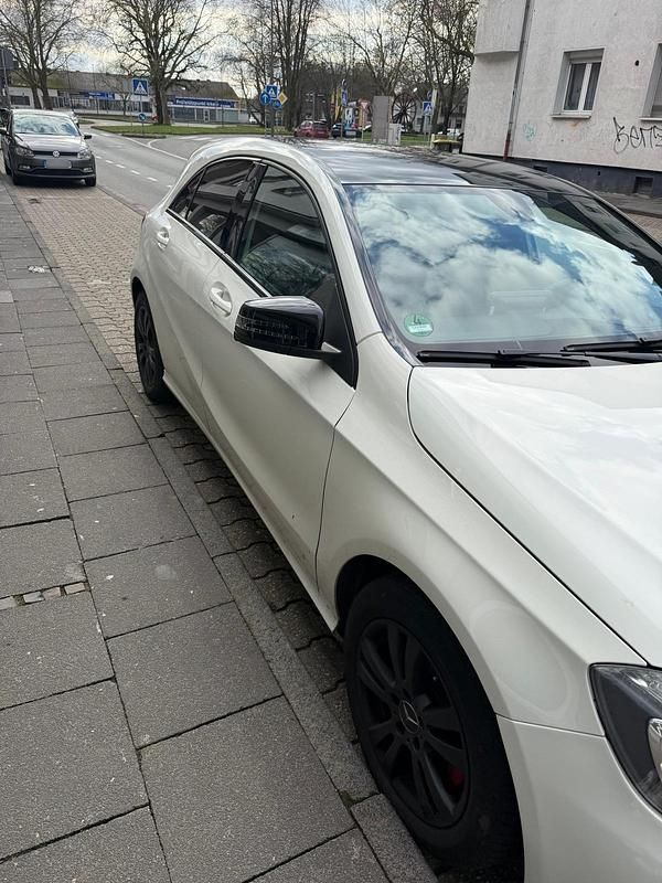 Gebraucht Mercedes A180 122 PS (89 kW) 2012 Weiß Kleinwagen