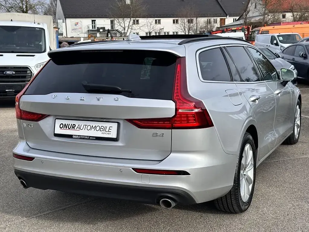 Gebraucht Volvo V60 Momentum 197 PS (144 kW) 2021 Silber Kombi