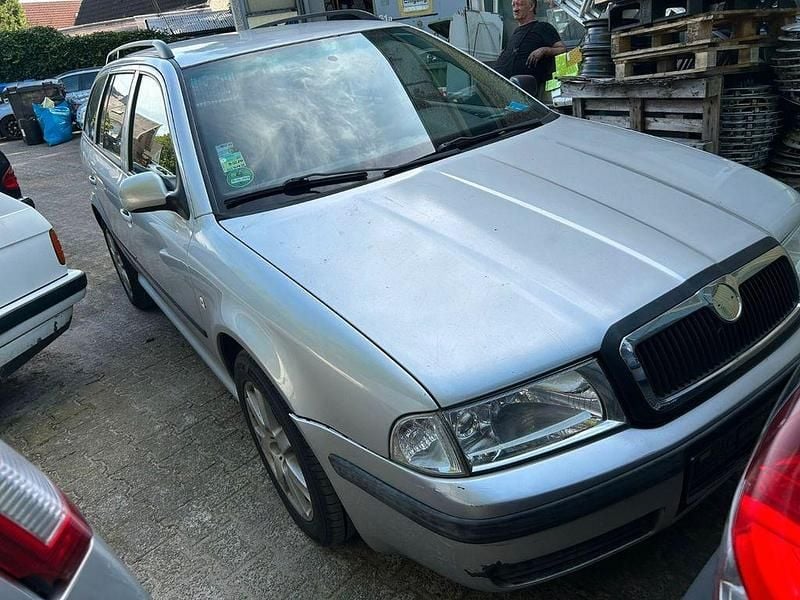 Diamantsilber metallic Gebraucht 2001 Skoda Octavia Ambiente Kombi | 999 € (Guter Preis) - Bild 1/4