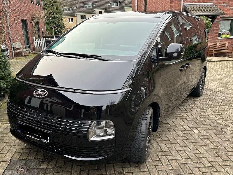 Schwarz Gebraucht 2024 Hyundai Staria Prime Van | 40.499 € (Superpreis) - Bild 1/4