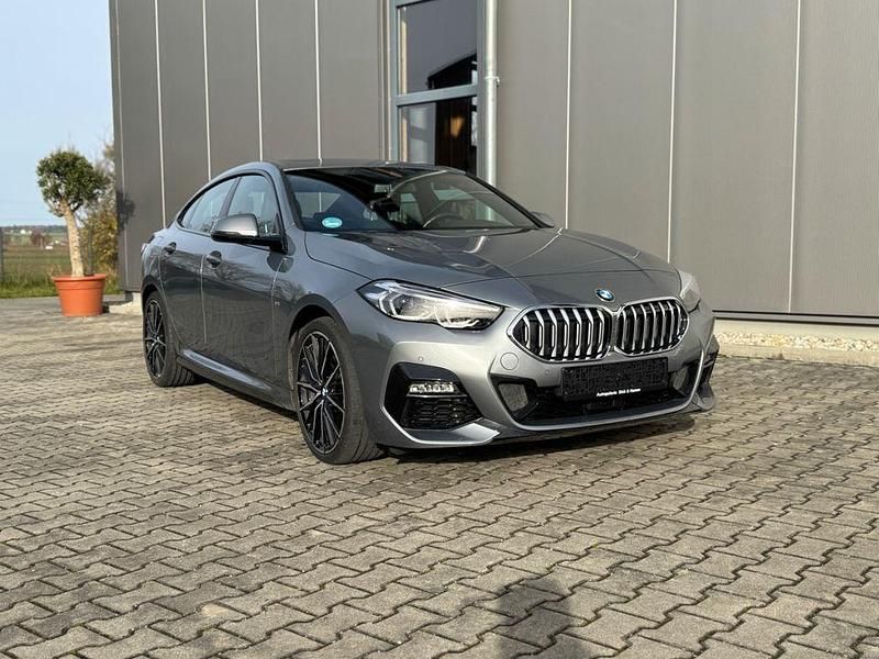 Grau Gebraucht 2024 BMW 218 Comfort Edition Limousine | 29.499 € (Fairer Preis) - Bild 1/4