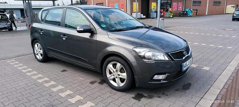 Silber Gebraucht 2025 Kia Ceed GT 2 Limousine | 5.999 € - Bild 1/4