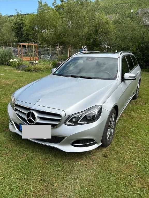 Silber Gebraucht 2017 Mercedes E220 Avantgarde Limousine | 19.500 € (Superpreis) - Bild 1/4