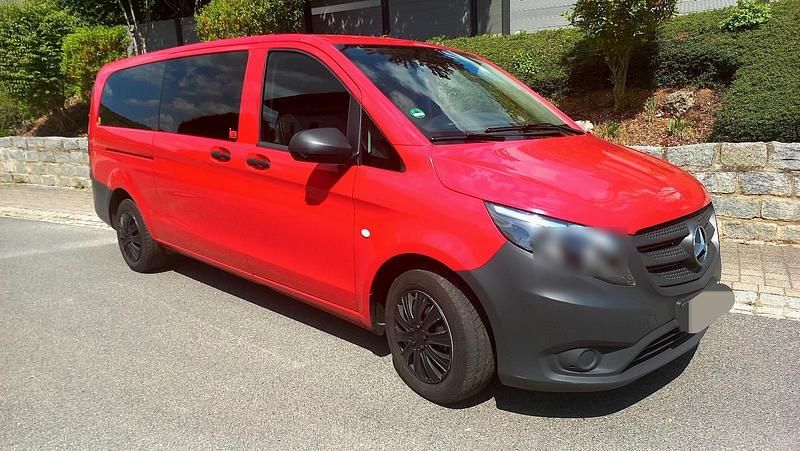 Rot Gebraucht 2017 Mercedes Vito Van / Kleinbus | 14.249 € - Bild 1/4