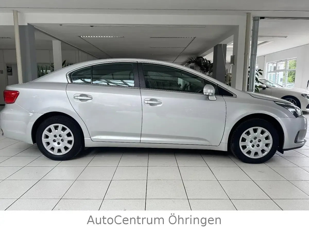 Gebraucht Toyota Avensis Basis 132 PS (97 kW) 2012 Silber Limousine