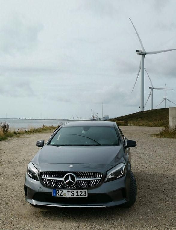 Grau Gebraucht 2016 Mercedes A180 Urban Limousine | 12.300 € (Guter Preis) - Bild 1/4