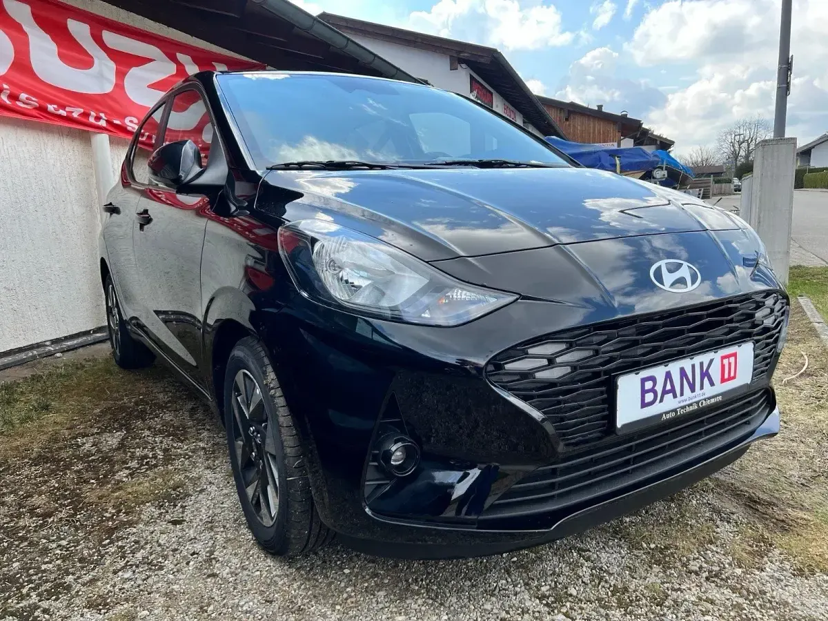Gebraucht Hyundai i10 Trend 77 PS (56 kW) 2024 Schwarz Kleinwagen