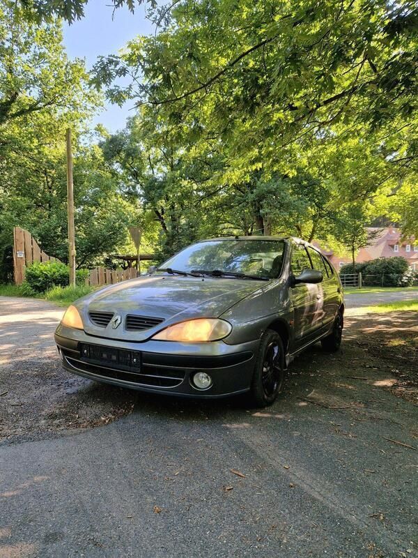 Grau Gebraucht 2002 Renault Mégane II Limousine | 1.100 € (Fairer Preis) - Bild 1/4