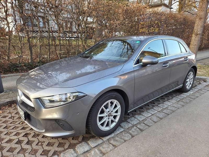 Grau Gebraucht 2020 Mercedes A180 Limousine | 23.000 € (Fairer Preis) - Bild 1/4