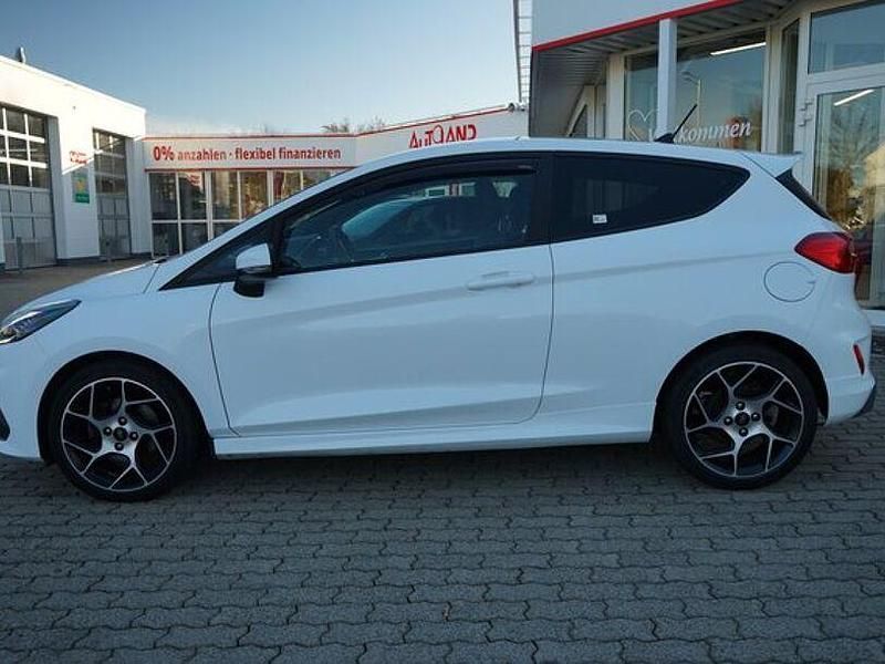 Gebraucht Ford Fiesta Ambiente 200 PS (147 kW) 2020 Weiß Limousine