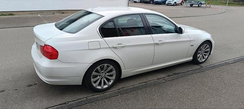 Gebraucht BMW 325 197 PS (144 kW) 2009 Weiß Limousine