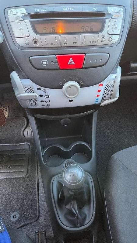 Gebraucht Toyota Aygo 68 PS (50 kW) 2012 Grau Kleinwagen