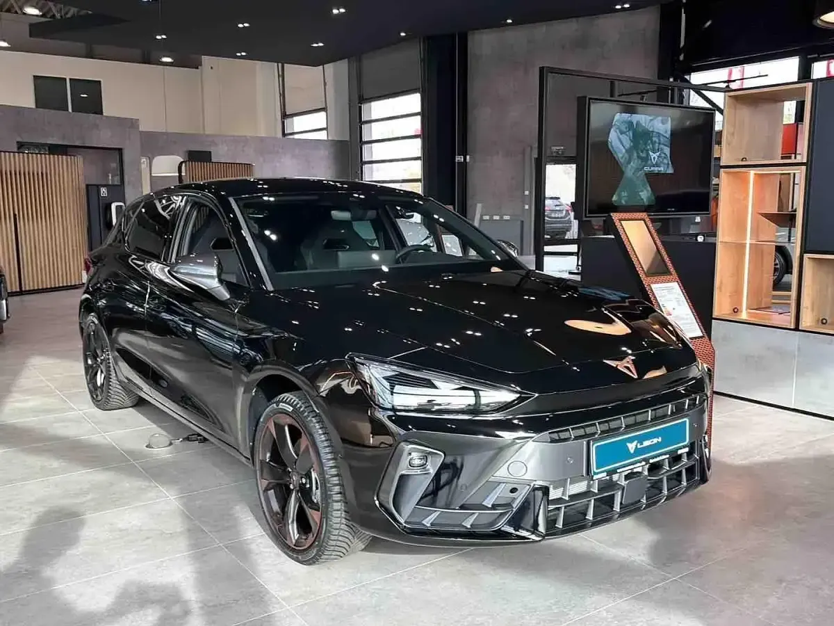 Neu Cupra Leon 150 PS (110 kW) 2025 Midnight schwarz metallic Limousine