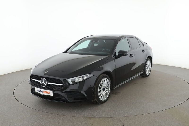 Schwarz Gebraucht 2021 Mercedes A250 AMG line Limousine | 27.950 € - Bild 1/4