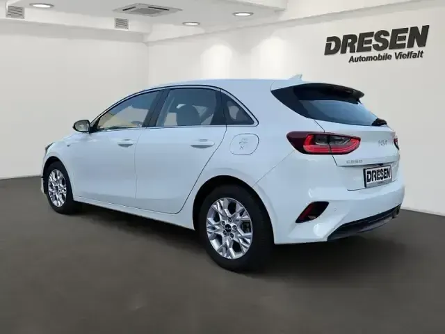 Używany Kia Ceed Vision 140 KM (102 kW) 2025 Biały Hatchback