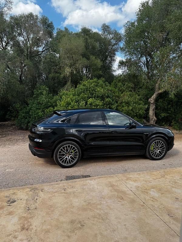 Schwarz Gebraucht 2022 Porsche Cayenne E-Hybrid Coupe Platinum Edition Coupé | 82.650 € (Fairer Preis) - Bild 1/4