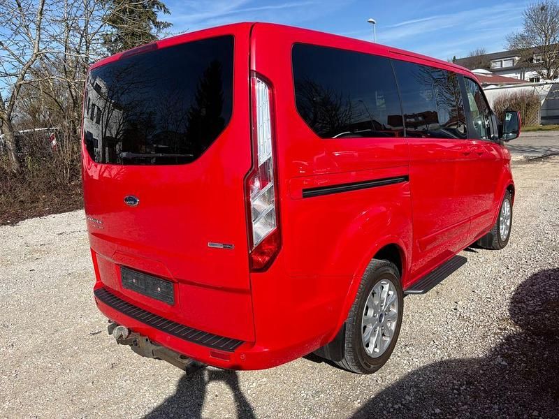 Gebraucht Ford Tourneo Titanium 185 PS (136 kW) 2019 Rot Van / Kleinbus