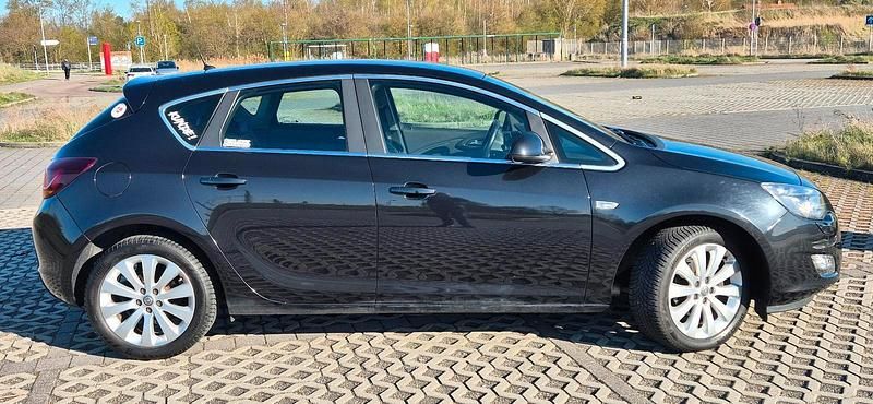 Gebraucht Opel Astra Innovation 140 PS (102 kW) 2012 Schwarz Limousine