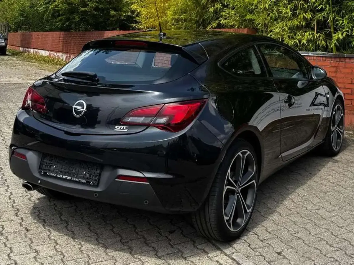 Gebraucht Opel Astra GTC 140 PS (102 kW) 2013 Karbonschw graphitschw midnigh Coupé